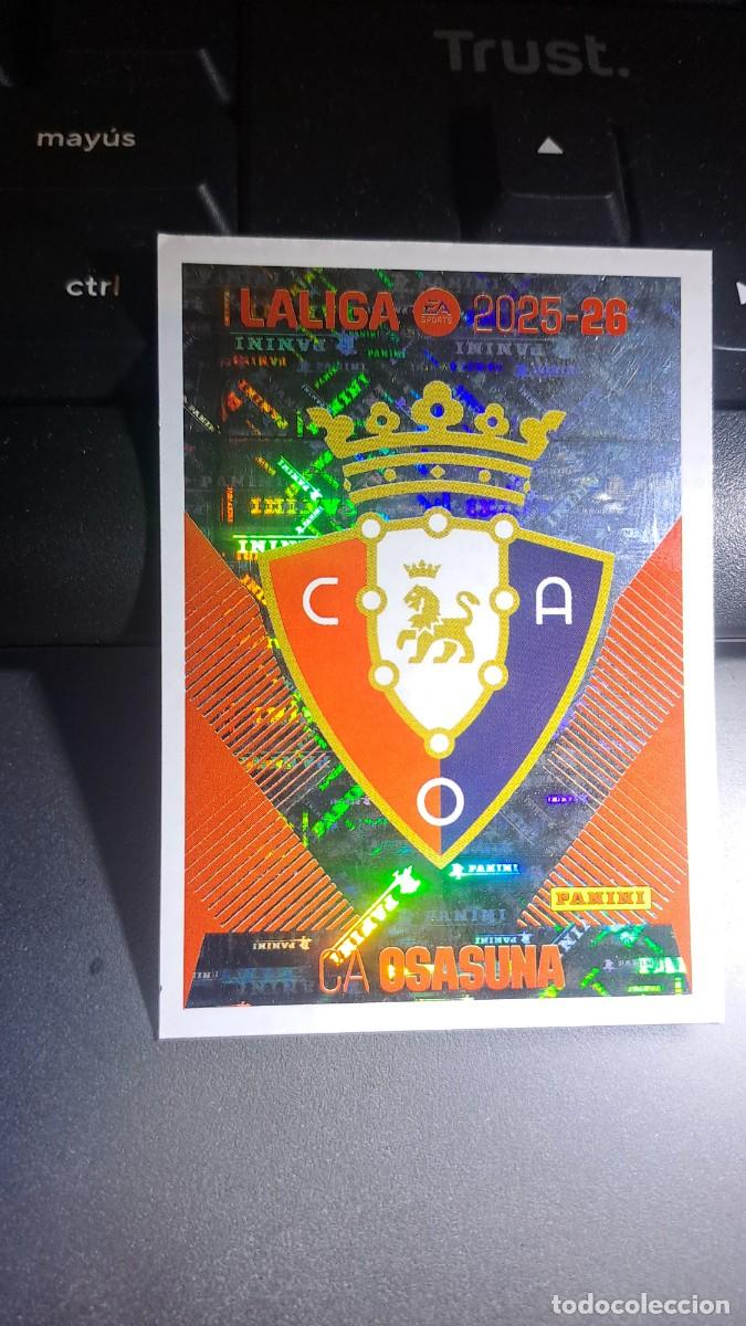 Coleccionismo cromos antiguos: CROMO ESCUDO OSASUNA 1 LIGA 2025 2026 25 26 ESTE PANINI NUNCA PEGADO