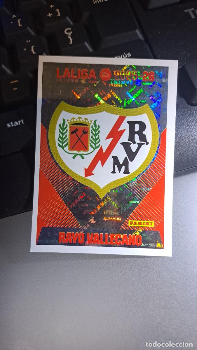 Coleccionismo cromos antiguos: CROMO ESCUDO RAYO VALLECANO 1 LIGA 2025 2026 25 26 ESTE PANINI NUNCA PEGADO