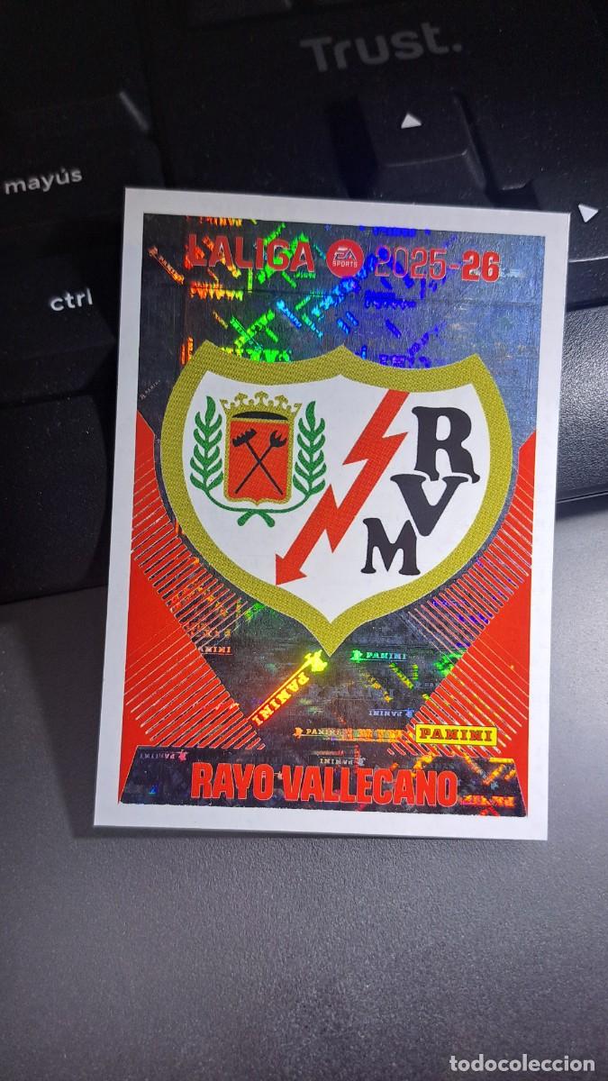 Coleccionismo cromos antiguos: CROMO ESCUDO RAYO VALLECANO 1 LIGA 2025 2026 25 26 ESTE PANINI NUNCA PEGADO