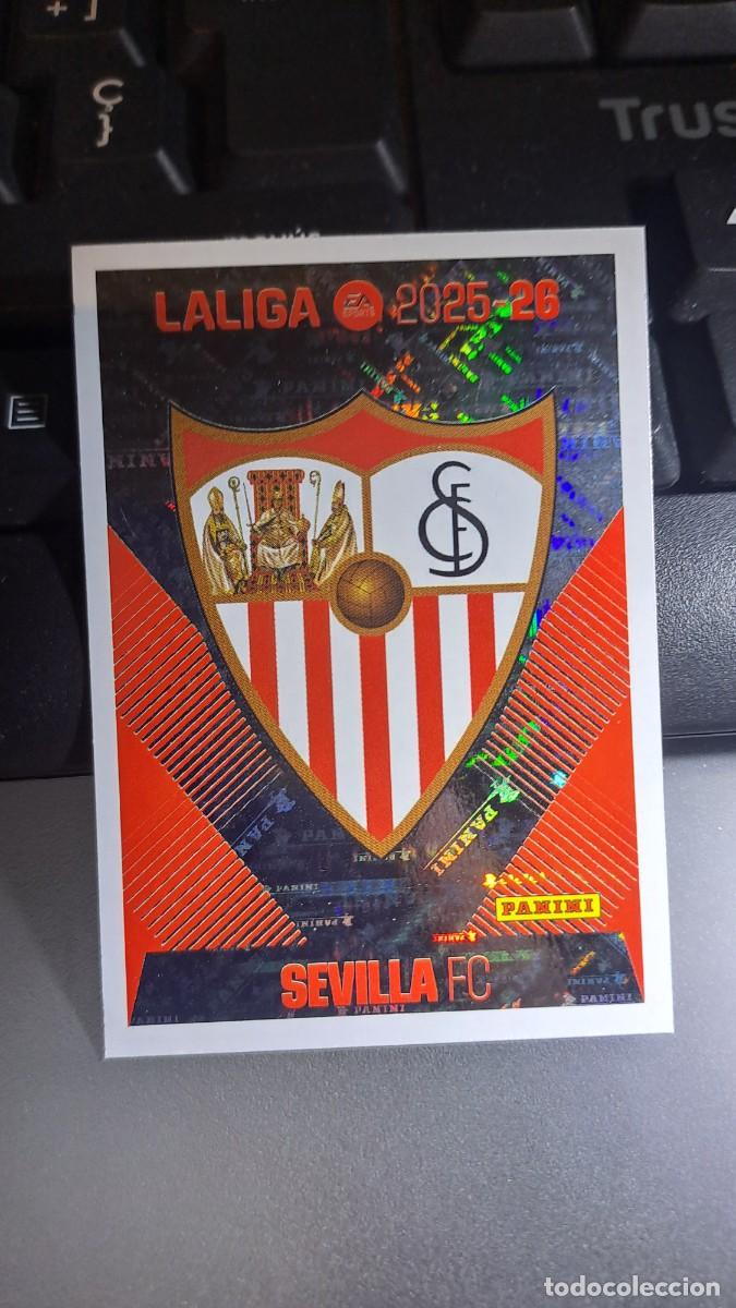 Coleccionismo cromos antiguos: CROMO ESCUDO SEVILLA 1 LIGA 2025 2026 25 26 ESTE PANINI NUNCA PEGADO