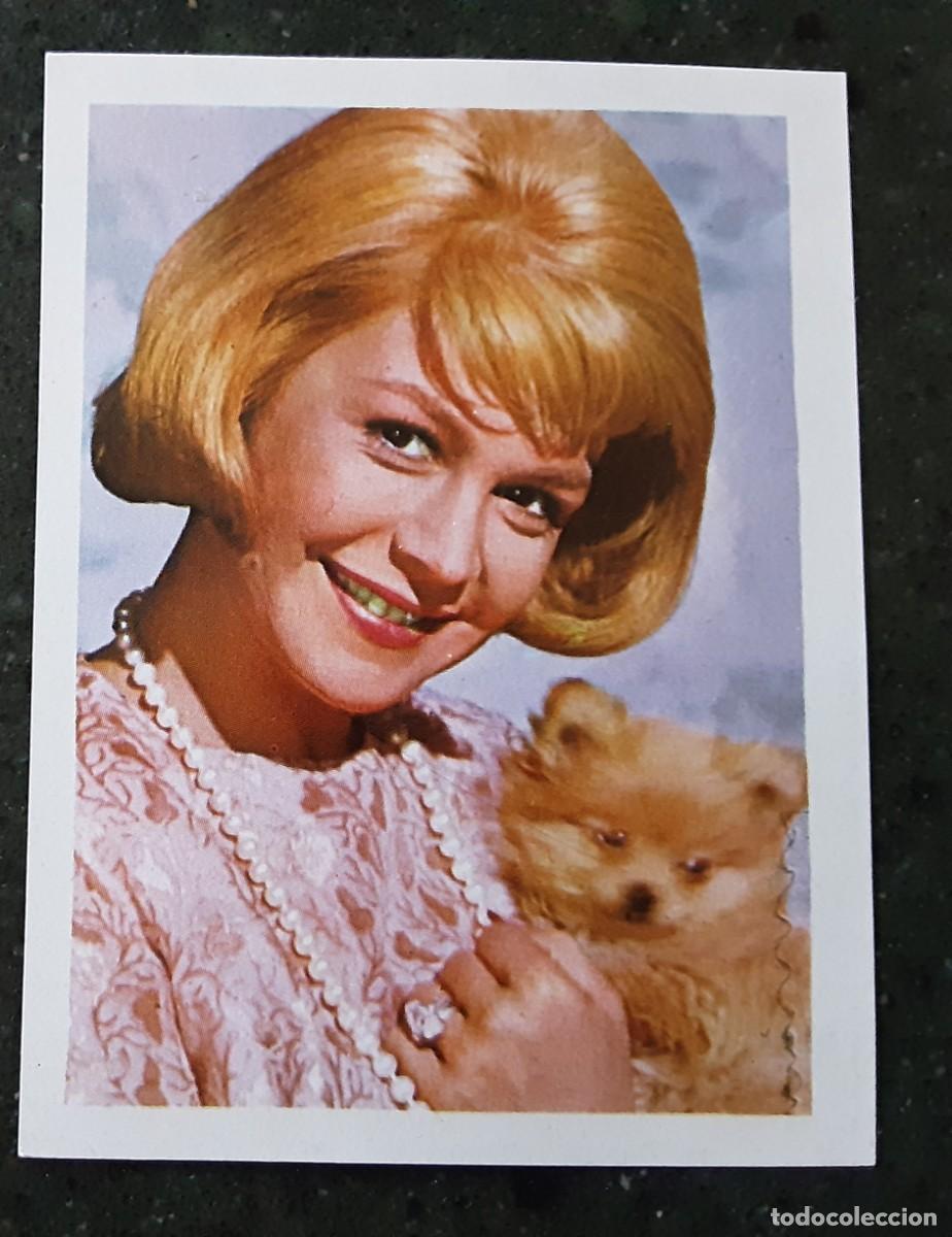 Coleccionismo cromos antiguos: CROMO DE SANDRA DEE DE LA COLECCI&Oacute;N ARTISTAS, EDITORIAL BRUGUERA 1972.
