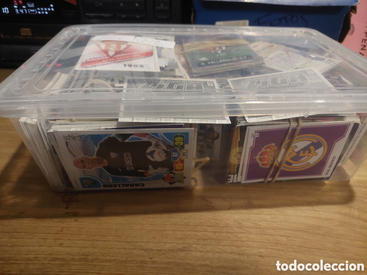 Coleccionismo cromos antiguos: CAJA CON CIENTOS CROMOS F&Uacute;TBOL VARIADOS 2007/8