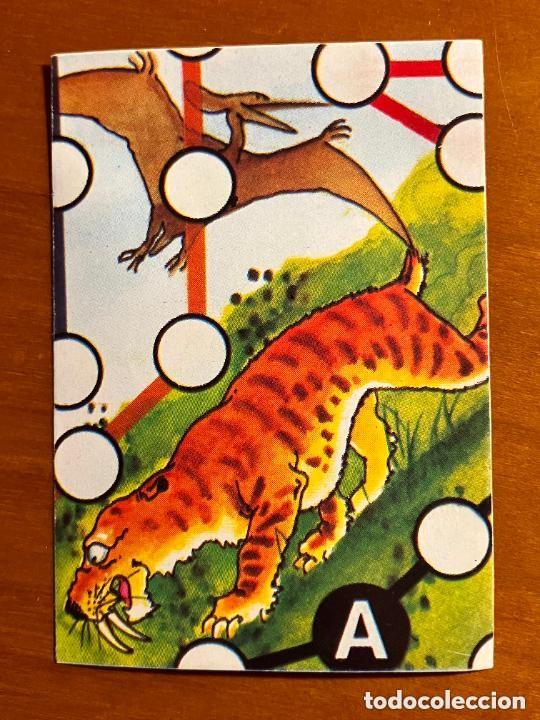 Coleccionismo cromos antiguos: Libro de Los Juegos (Bimbo, 1979) - Cromo Huyendo Entre Dinosaurios dl Tigre Dientes D Sable - raro