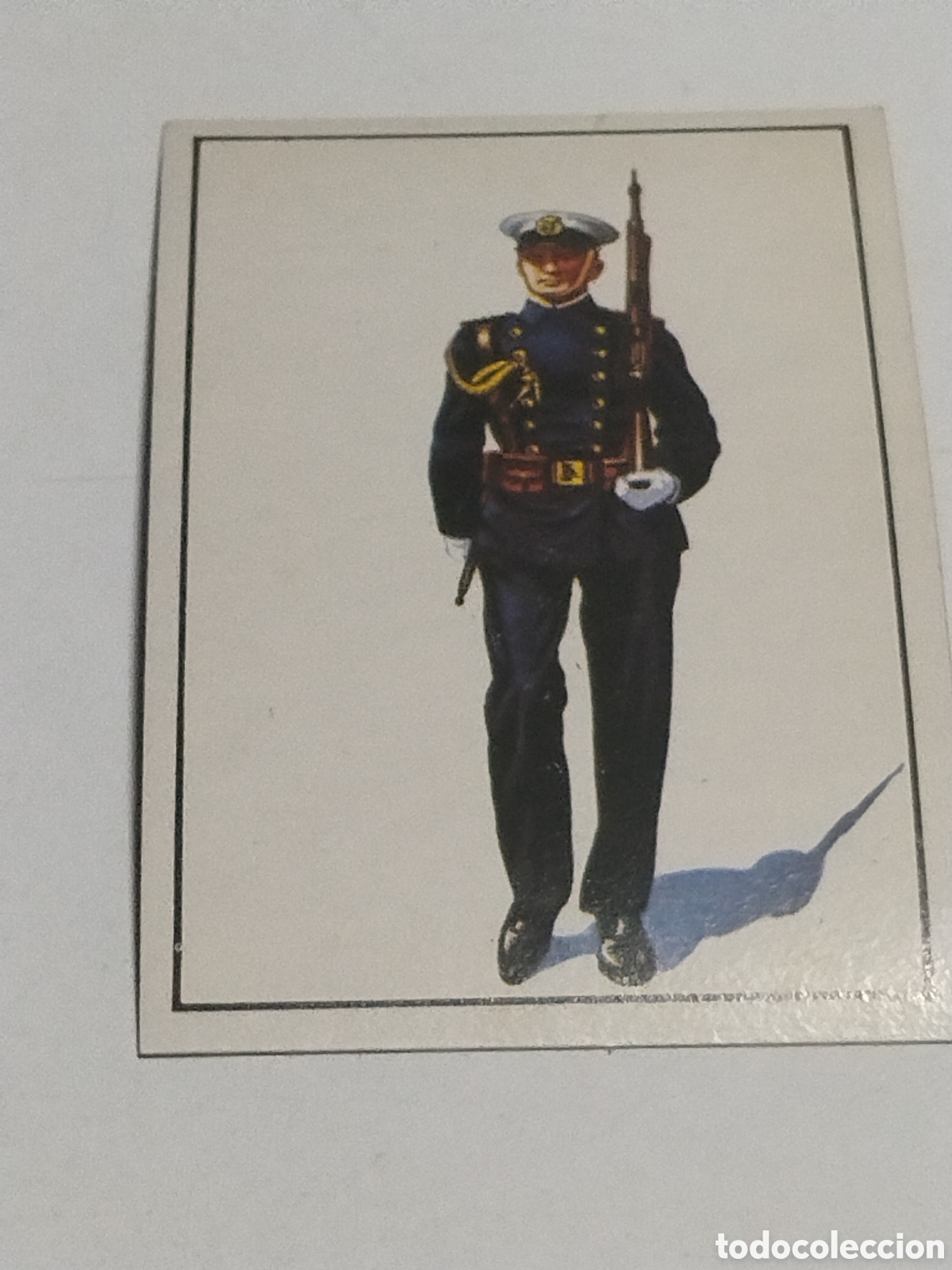 Coleccionismo cromos antiguos: Cromo Nuestros Ejercitos Guardiamarina de la Escuela NavalMilitardesfilandoconuniformegaladeinvierno