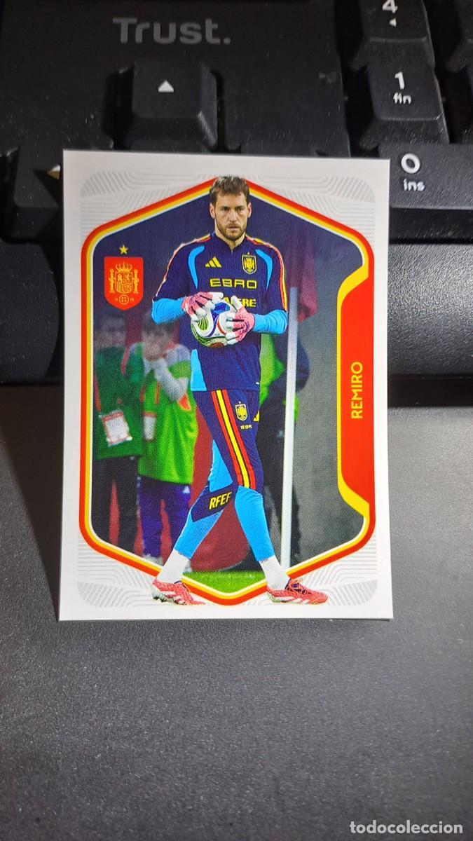 Coleccionismo cromos antiguos: CROMO REMIRO 12 ESPA&Ntilde;A 2026 26 MUNDIAL SELECCION ESPA&Ntilde;OLA CARREFOUR PANINI NUNCA PEGADO