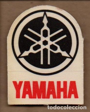 Coleccionismo cromos antiguos: ANTIGUO CROMO ADHESIVO DE TELA. TUS GRANDES MARCAS DE MOTO. YAMAHA. 7 X 5,3 CM.