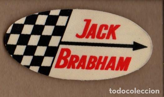 Coleccionismo cromos antiguos: ANTIGUO CROMO ADHESIVO DE TELA. TUS GRANDES MARCAS DE MOTO. JACK BRABHAM. 3,8 X 8 CM. CROPAN.
