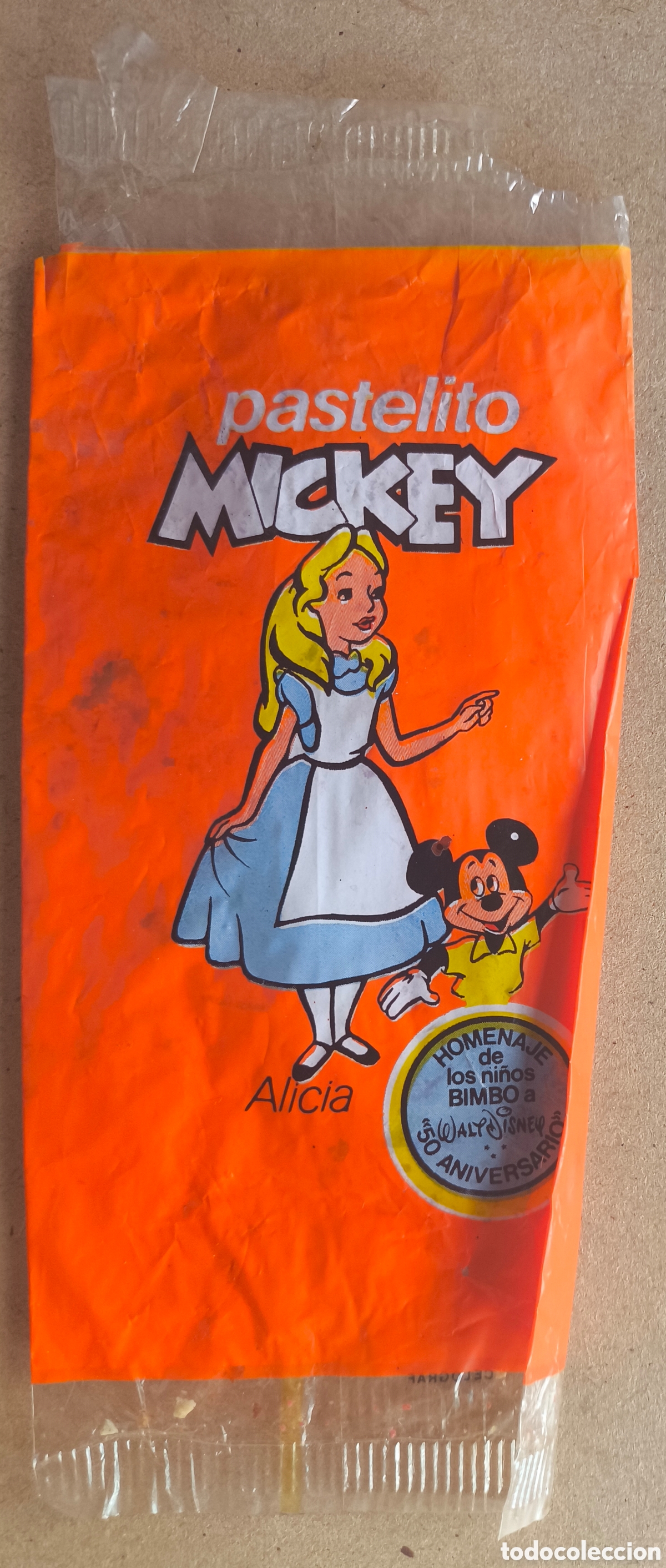 Coleccionismo cromos antiguos: BIMBO ENVOLTORIO CROMO PASTELITO LOS AMIGOS DE MICKEY ALICIA 50 ANIVERSARIO WALT DISNEY BUEN ESTADO