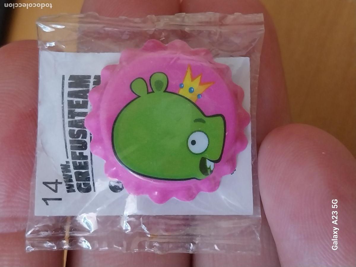 Coleccionismo cromos antiguos: GREFUSA PIPAS ANGRY BIRDS CHAPA PIG CORONA PLASTICO 2.6CMS BLISTER ORIGINAL CERRADO N&ordm; 14 A&Ntilde;O 2012