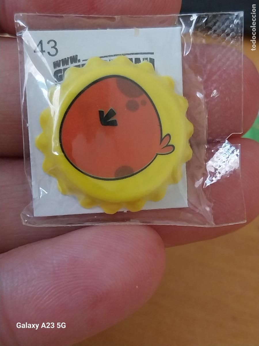 Coleccionismo cromos antiguos: GREFUSA PIPAS ANGRY BIRDS FORDO AMARILLO CHAPA PLASTICO 2.6CMS BLISTER CERRADO N&ordm; 26 A&Ntilde;O 2012