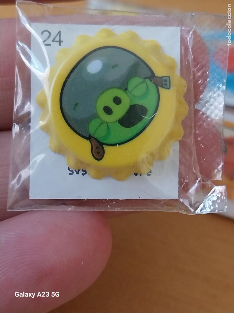 Coleccionismo cromos antiguos: GREFUSA PIPAS ANGRY BIRDS CORPORAL PIG CHAPA PLASTICO 2.6CMS BLISTER CERRADO N&ordm; 24