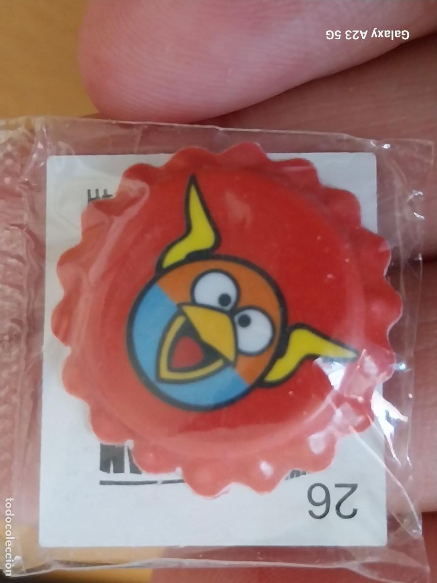Coleccionismo cromos antiguos: GREFUSA PIPAS ANGRY BIRDS FONDO ROJO CHAPA PLASTICO 2.6CMS BLISTER CERRADO N&ordm; 26