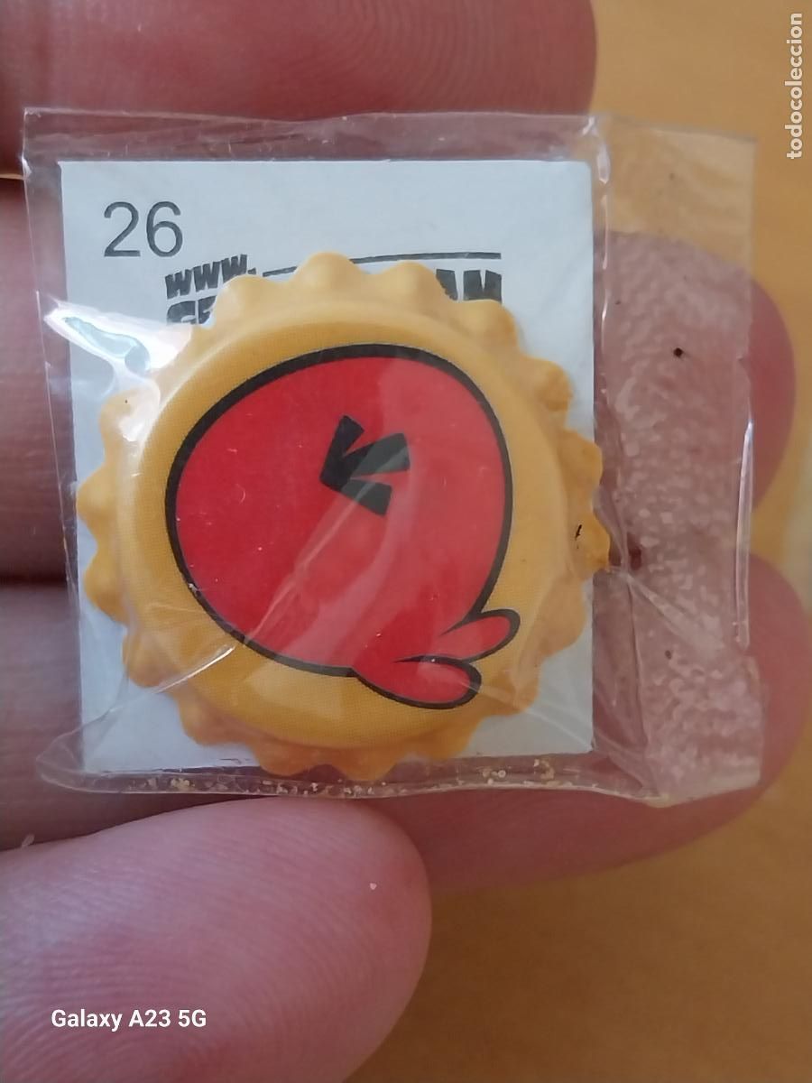 Coleccionismo cromos antiguos: GREFUSA PIPAS ANGRY BIRDS FORDO AMARILLO CHAPA PLASTICO 2.6CMS BLISTER CERRADO N&ordm; 26 A&Ntilde;O 2012