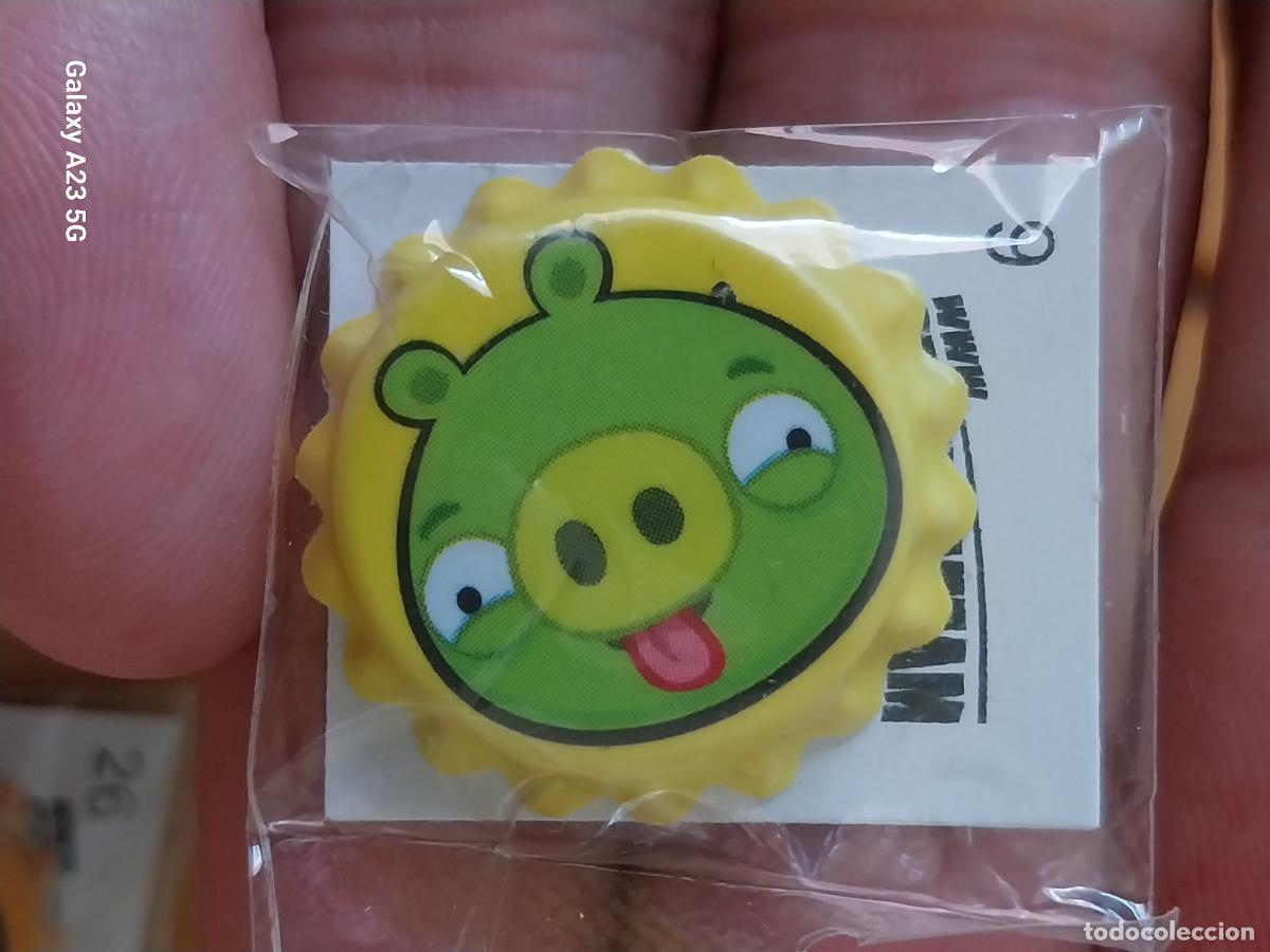 Coleccionismo cromos antiguos: GREFUSA PIPAS ANGRY BIRDS FONDO AMARILLO PIG CHAPA PLASTICO 2.6CMS BLISTER CERRADO N&ordm; 9