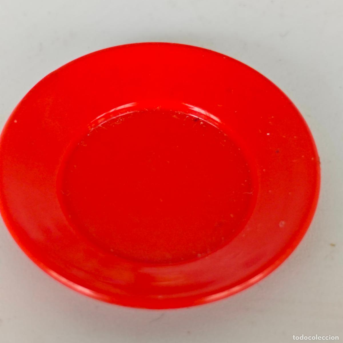 Coleccionismo cromos antiguos: Plato rojo desconozco de qu&eacute; mu&ntilde;eca es