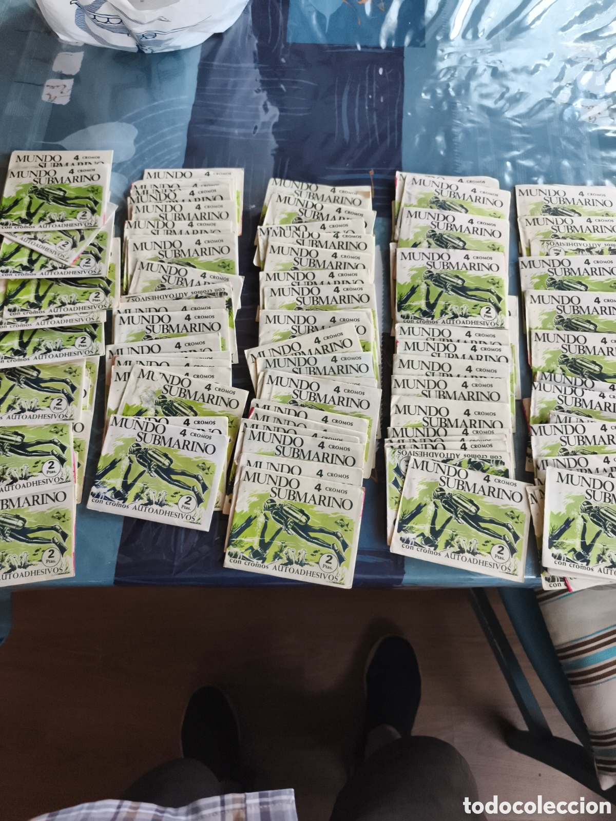 Coleccionismo cromos antiguos: Lotazo de 100 antiguos sobres de cromos llenos sin abrir Mundo submarino
