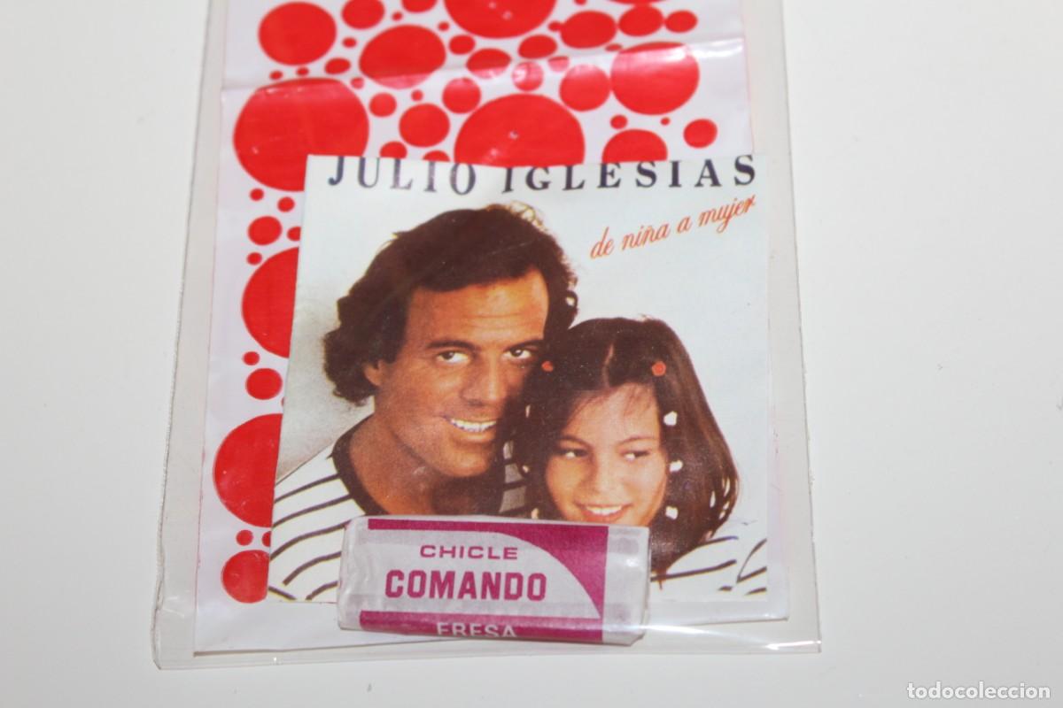 Coleccionismo cromos antiguos: CHICLE COMANDO FRESA Y CROMO DISCO GUM - JULIO IGLESIAS - DE NI&Ntilde;A A MUJER