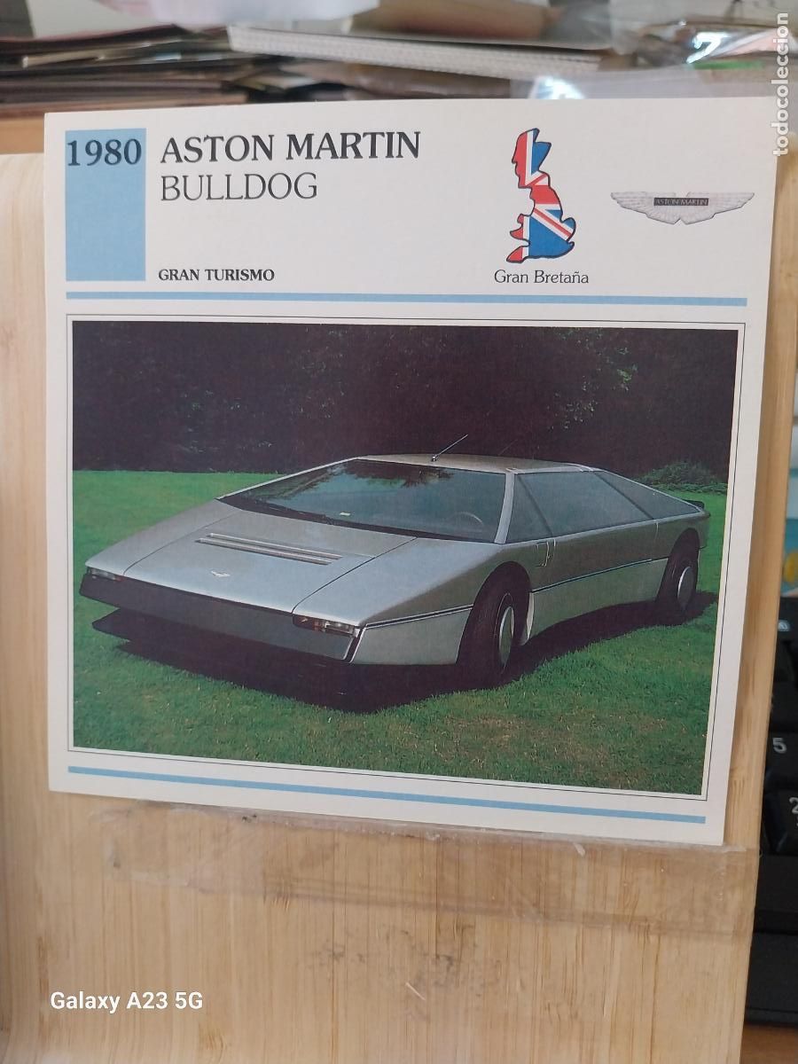 Coleccionismo cromos antiguos: ASTON MARTIN BULLDOG GREAT BRITAIN TARJETA FICHA AUTOMOVIL COCHES 13.8CMS LADO VINTAGE