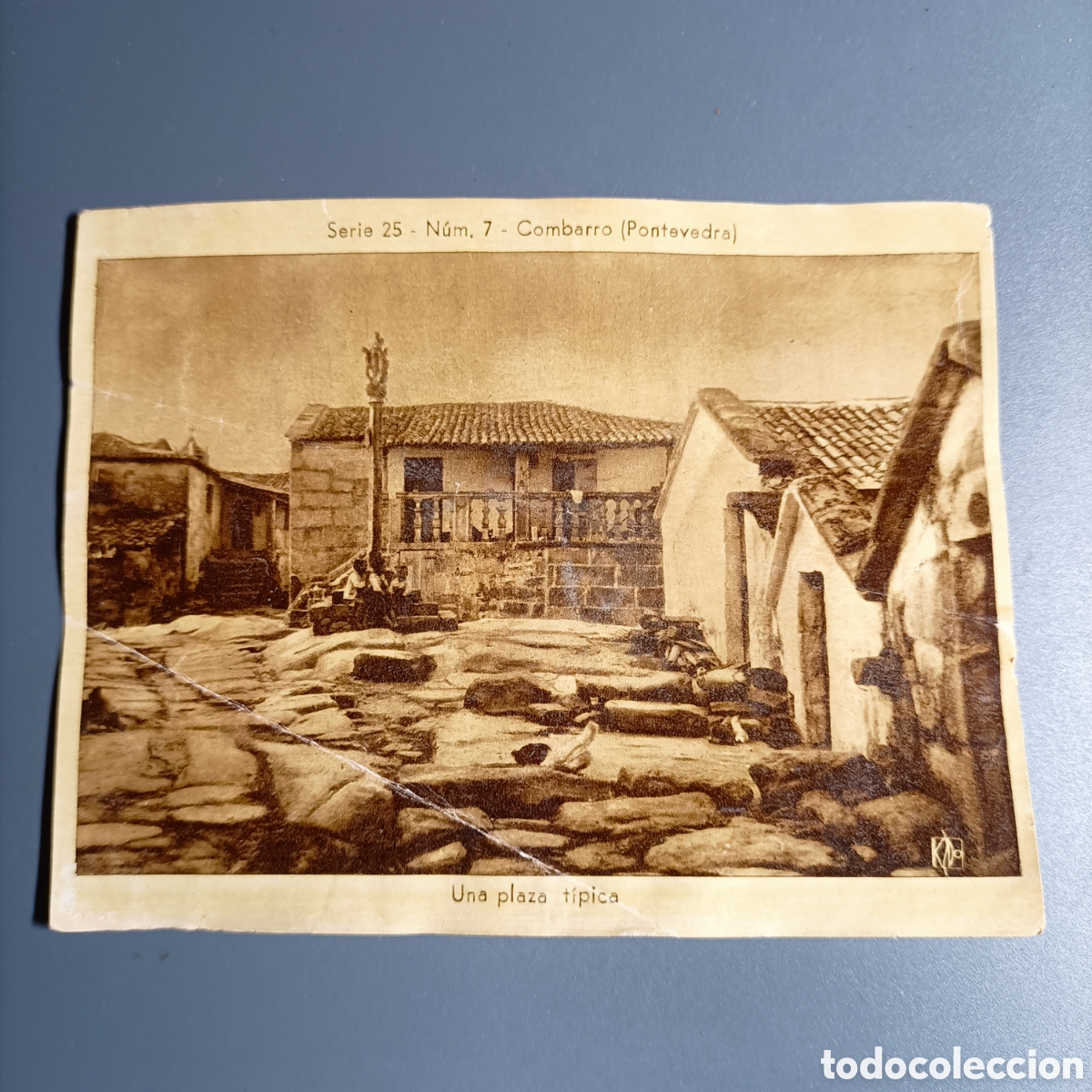 Coleccionismo cromos antiguos: ANTIGUO CROMO. REPRODUCCI&Oacute;N POSTAL. SERIE 25 №7. COMBARRO (PONTEVEDRA). UNA PLAZA T&Iacute;PICA