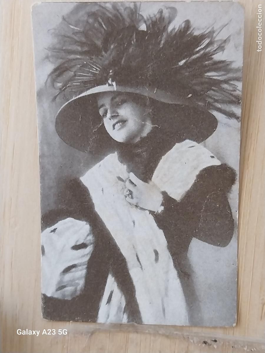 Coleccionismo cromos antiguos: AMATLLER CHOCOLATE CROMO 102 MINI POSTAL CHICA JOVEN SOMBRERO PLUMASPPOS SXX 7.1X4.6CMS COLOREADA