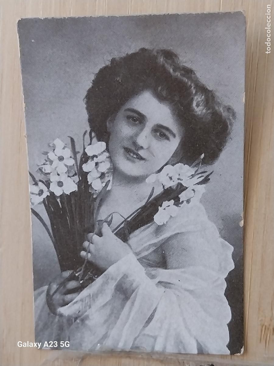 Coleccionismo cromos antiguos: AMATLLER CHOCOLATE CROMO 121 MINI POSTAL CHICA PELO RAMO FLORES PPOS SXX 7.1X4.6CMS COLOREADA
