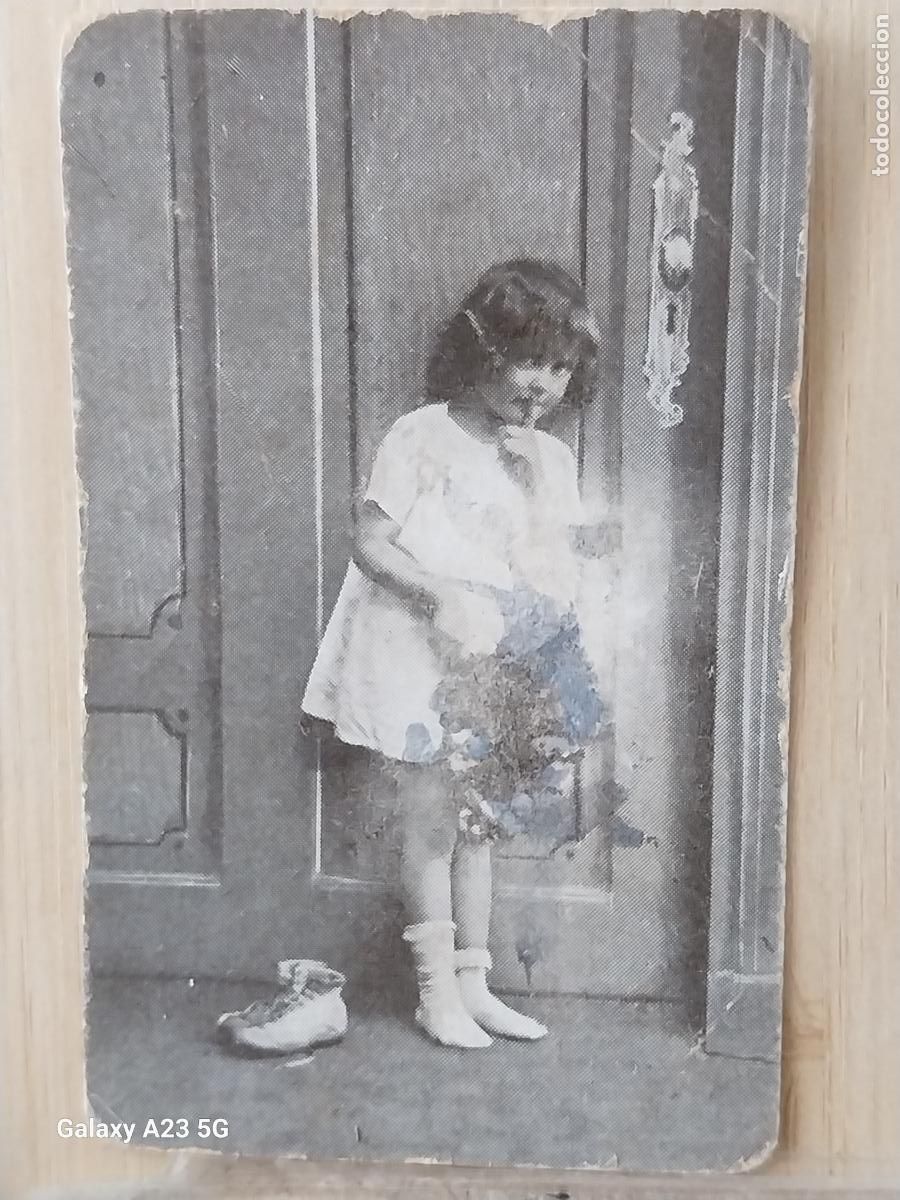 Collectionnisme Cartes &agrave; collectionner anciennes: AMATLLER CHOCOLATE CROMO 124 MINI POSTAL NI&Ntilde;A DESCALZA PPOS SXX 7.1X4.6CMS COLOREADA