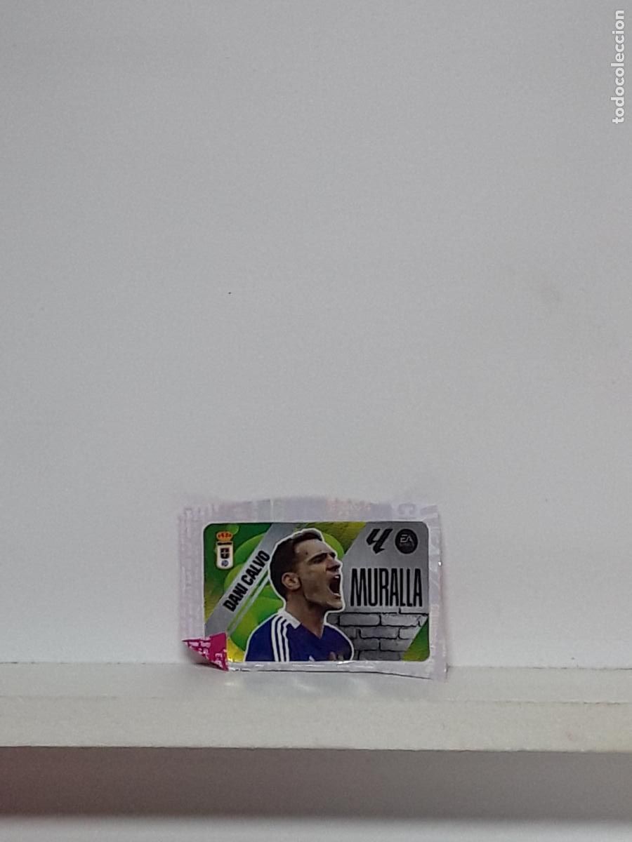 Coleccionismo cromos antiguos: LALIGA ESTE 2025 2026 EA SPORTS 25 26 ALBUM PANINI LIGA N OVIEDO CHICLE MURALLA DANI CALVO