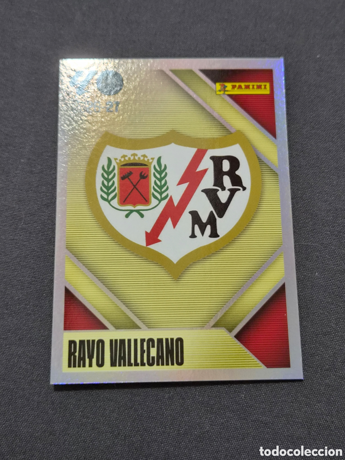 Coleccionismo cromos antiguos: 1 - ESCUDO RAYO VALLECANO LIGA ESTE 2026 2027
