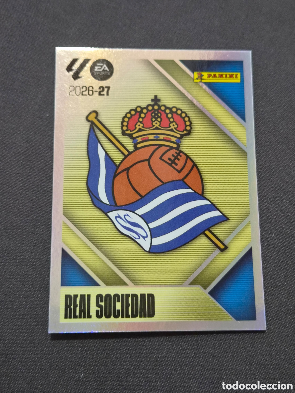 Coleccionismo cromos antiguos: 1 - ESCUDO REAL SOCIEDAD LIGA ESTE 2026 2027