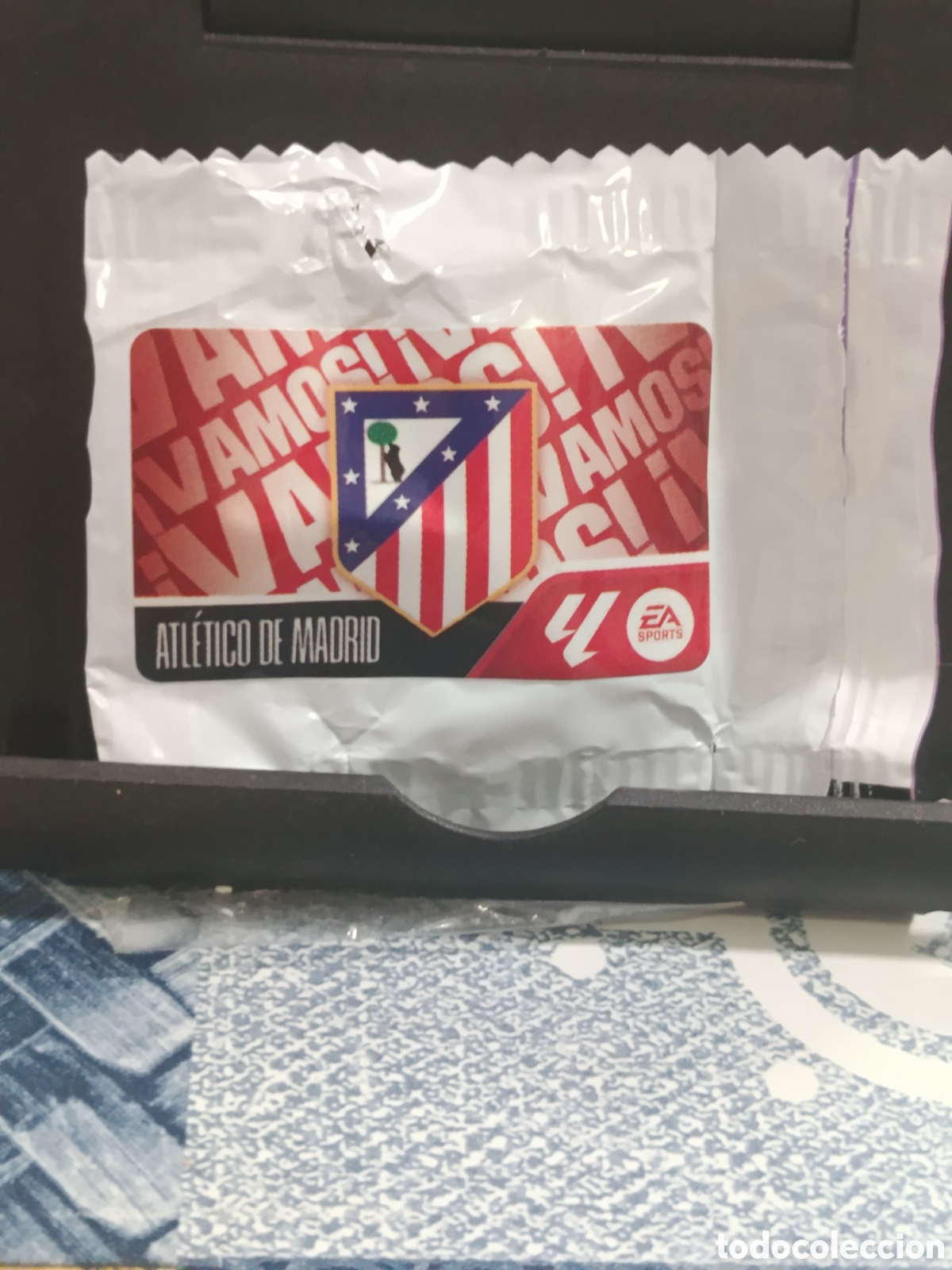 Coleccionismo cromos antiguos: ESCUDO ATLETICO DE MADRID VAMOS CROMO CHICLE LIGA ESTE 26 27 2026 2027 PANINI