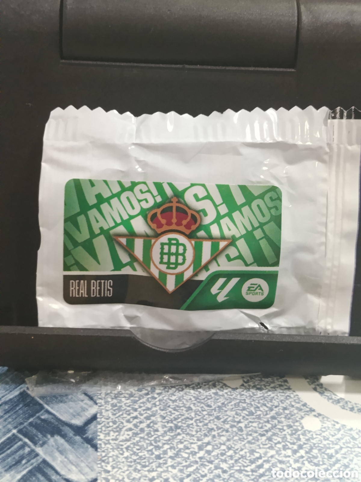Collezionismo Figurine antiche: ESCUDO BETIS VAMOS CROMO CHICLE LIGA ESTE 26 27 2026 2027 PANINI