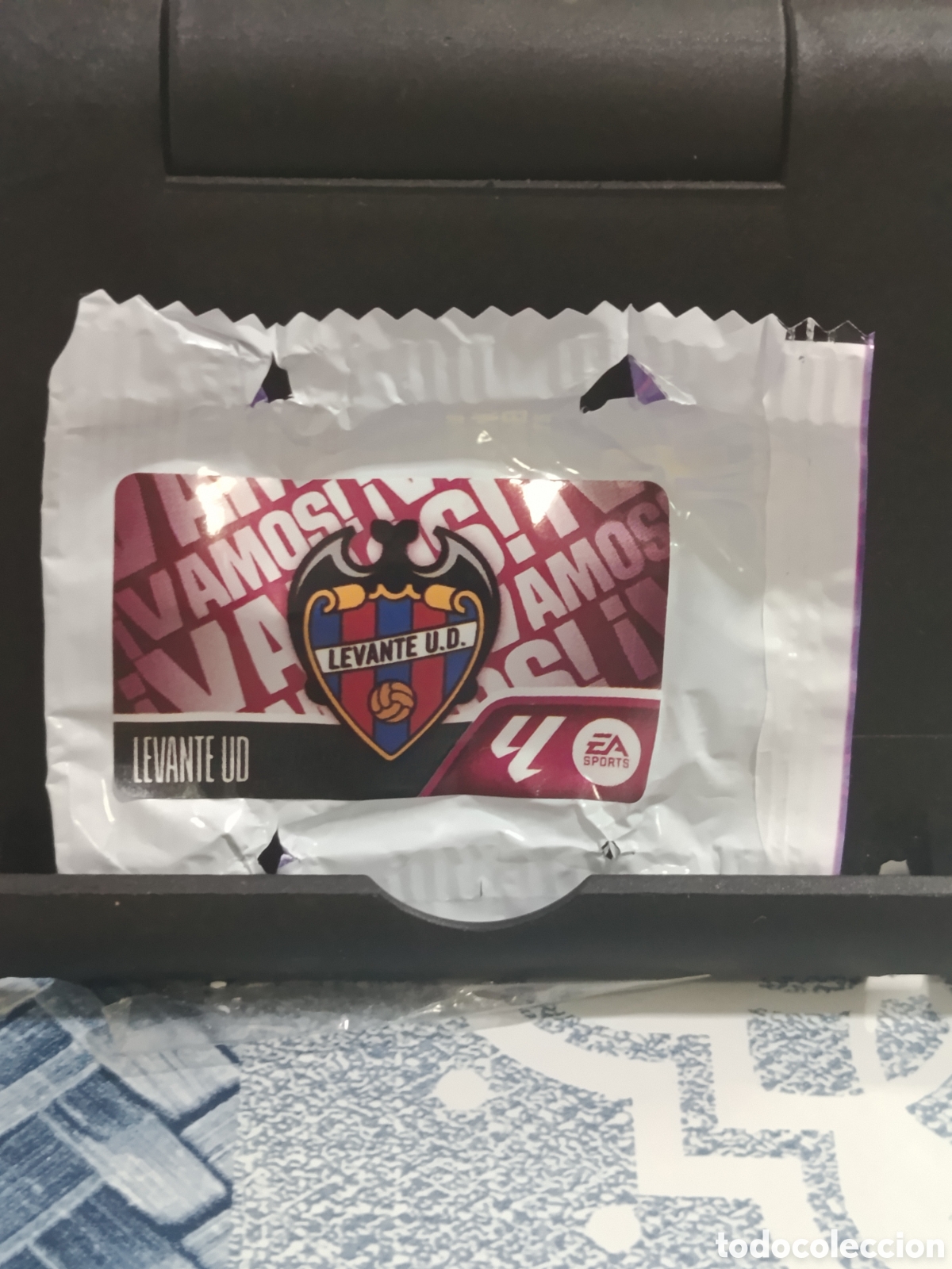 Colecionismo Cromos antigos: ESCUDO LEVANTE VAMOS CROMO CHICLE LIGA ESTE 26 27 2026 2027 PANINI