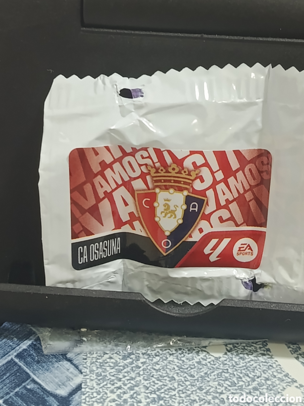 Colecionismo Cromos antigos: ESCUDO OSASUNA VAMOS CROMO CHICLE LIGA ESTE 26 27 2026 2027 PANINI