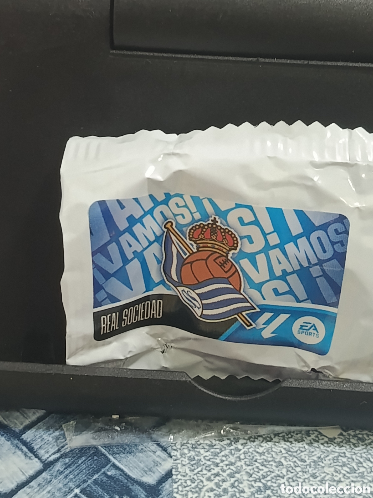 Colecionismo Cromos antigos: ESCUDO REAL SOCIEDAD VAMOS CROMO CHICLE LIGA ESTE 26 27 2026 2027 PANINI