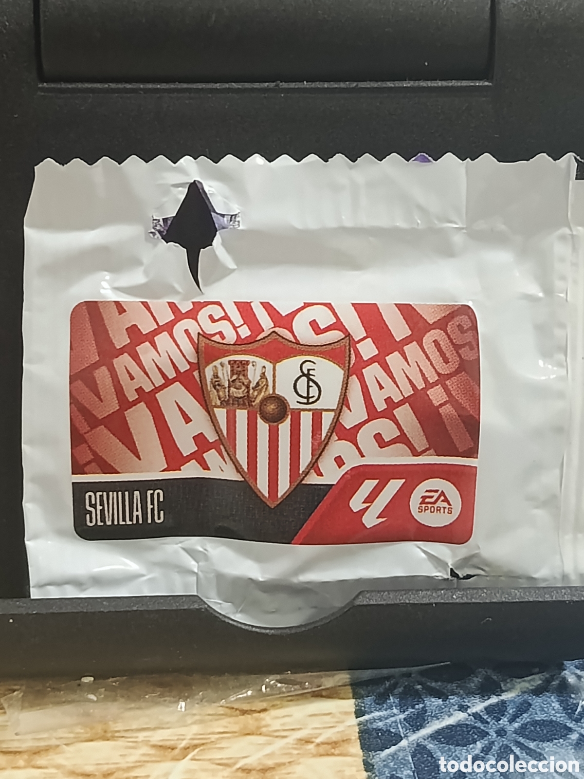 Colecionismo Cromos antigos: ESCUDO SEVILLA VAMOS CROMO CHICLE LIGA ESTE 26 27 2026 2027 PANINI