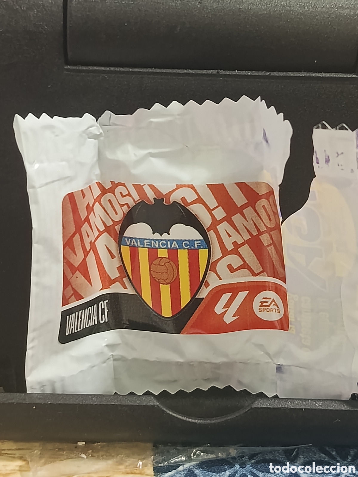 Colecionismo Cromos antigos: ESCUDO VALENCIA VAMOS CROMO CHICLE LIGA ESTE 26 27 2026 2027 PANINI