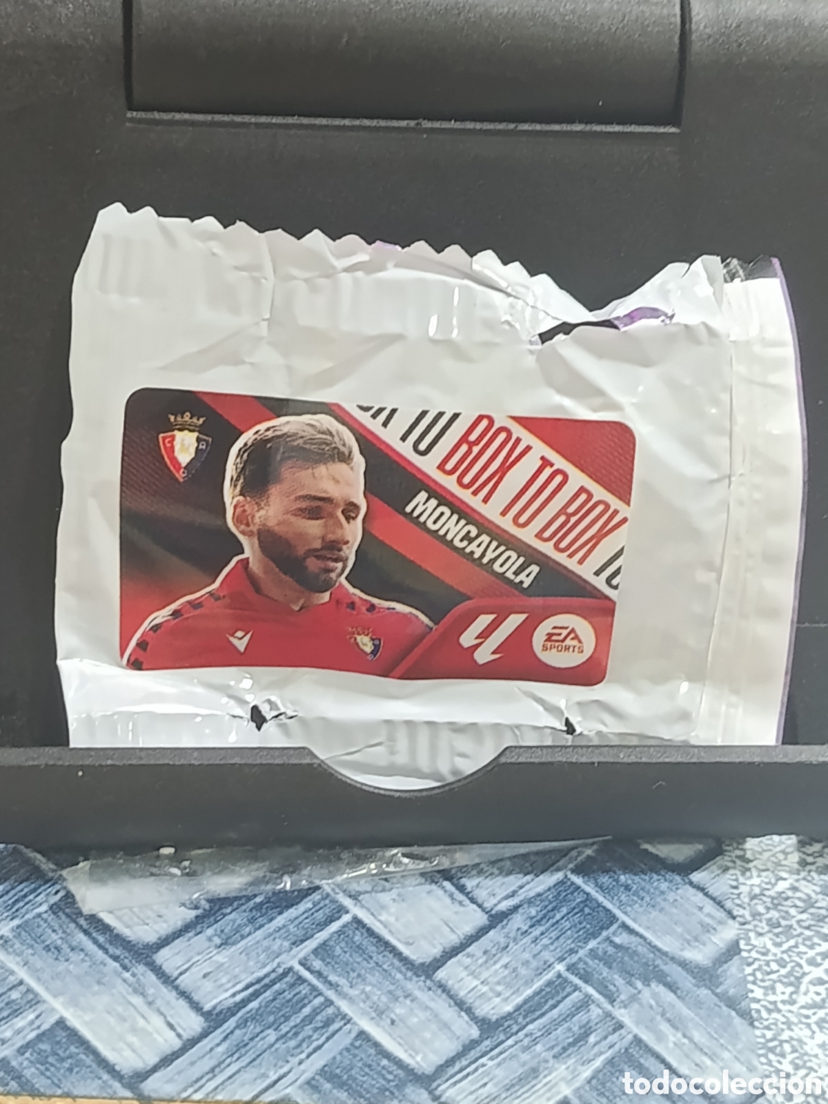 Sammeln alte Sammelbilder: MONCAYOLA OSASUNA BOX TO BOX CROMO CHICLE LIGA ESTE 26 27 2026 2027 PANINI