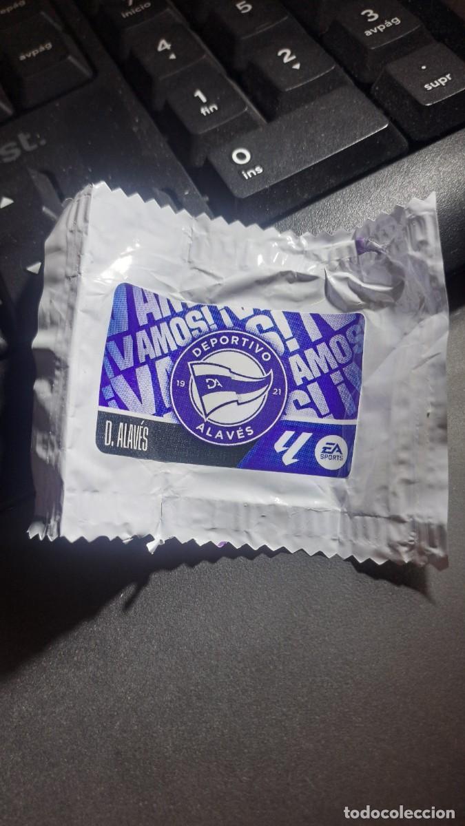 Coleccionismo cromos antiguos: CROMO ESCUDO ALAVES CHICLE LIGA 2026 2027 26 27 ESTE PANINI NUNCA PEGADO