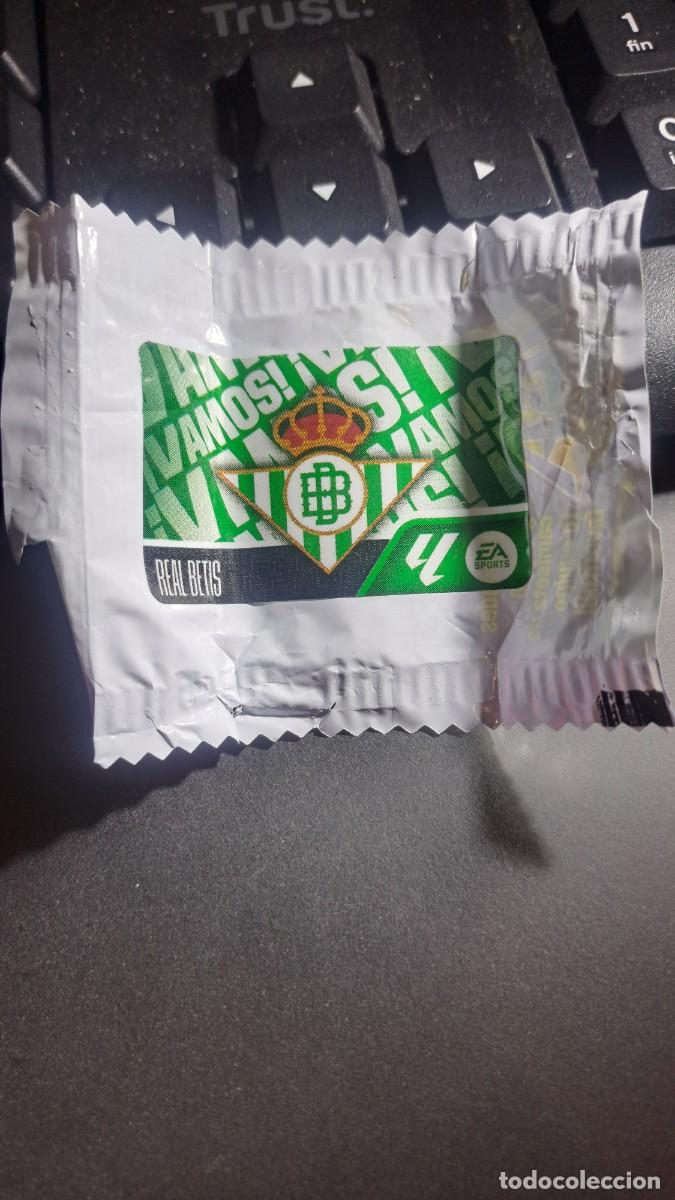 Coleccionismo cromos antiguos: CROMO ESCUDO BETIS CHICLE LIGA 2026 2027 26 27 ESTE PANINI NUNCA PEGADO
