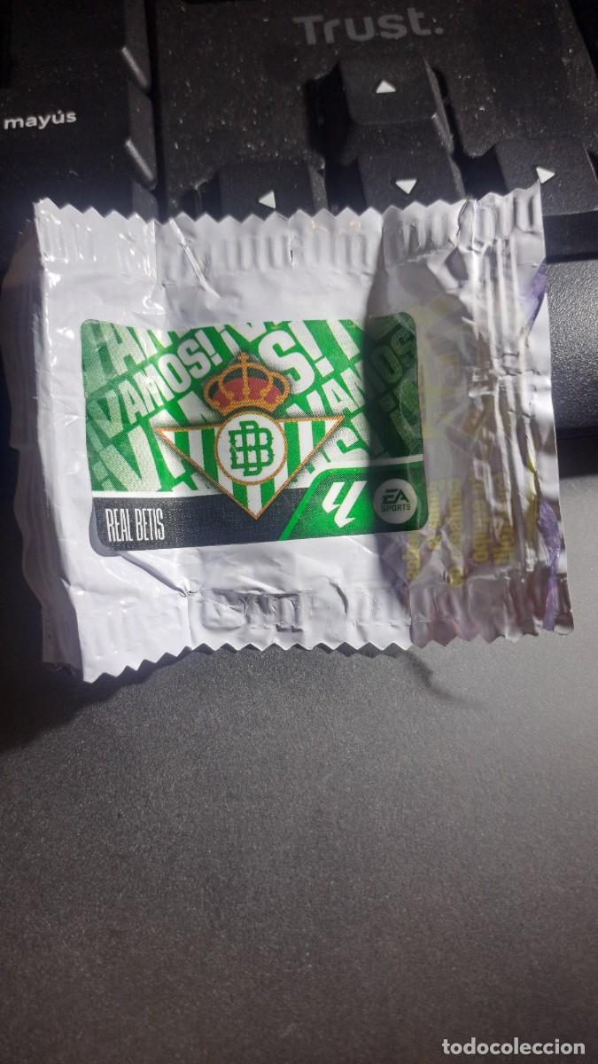 Coleccionismo cromos antiguos: CROMO ESCUDO BETIS CHICLE LIGA 2026 2027 26 27 ESTE PANINI NUNCA PEGADO
