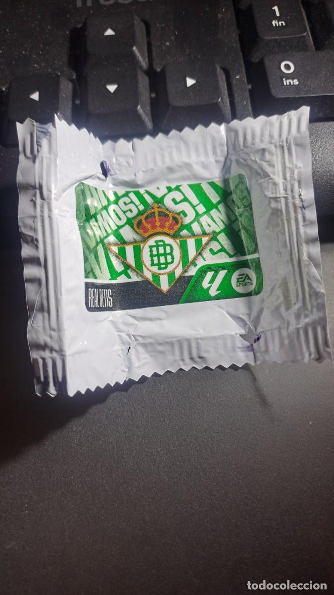 Coleccionismo cromos antiguos: CROMO ESCUDO BETIS CHICLE LIGA 2026 2027 26 27 ESTE PANINI NUNCA PEGADO