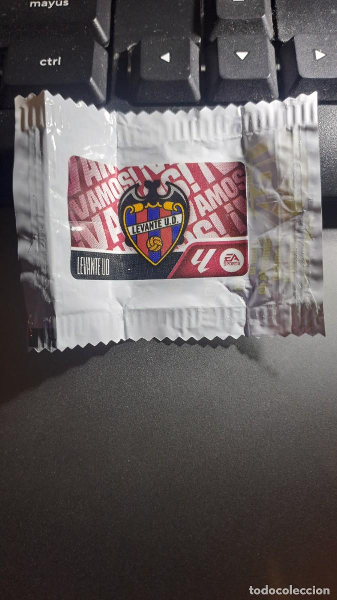 Coleccionismo cromos antiguos: CROMO ESCUDO LEVANTE CHICLE LIGA 2026 2027 26 27 ESTE PANINI NUNCA PEGADO