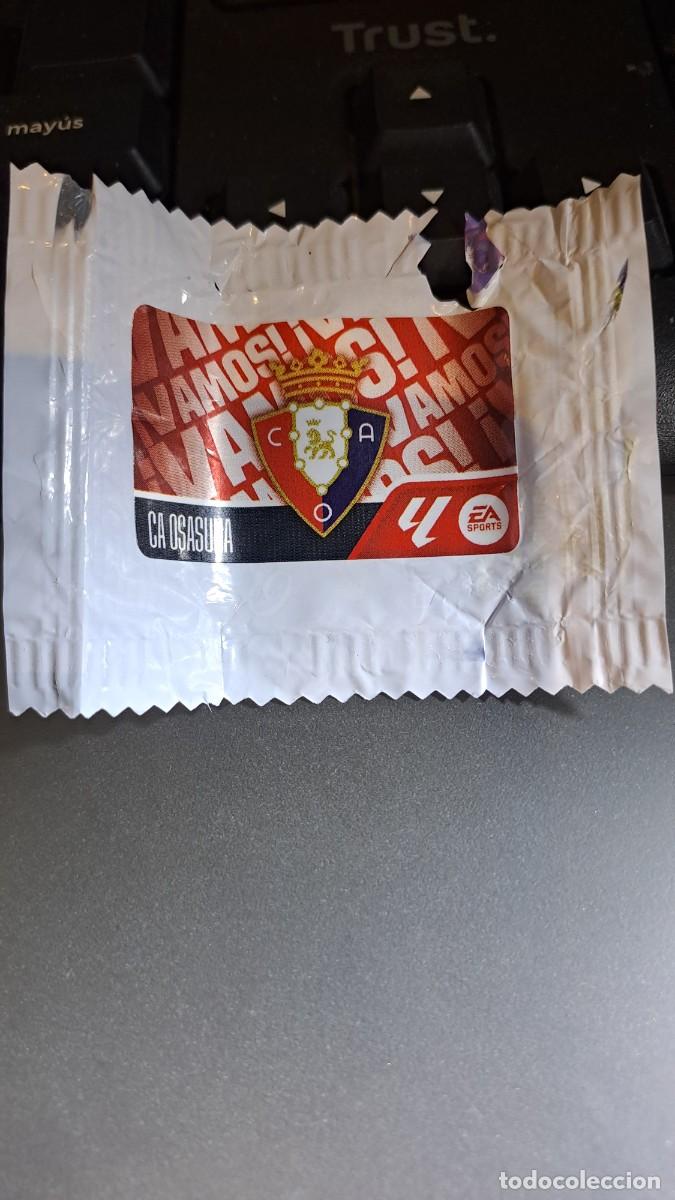 Coleccionismo cromos antiguos: CROMO ESCUDO OSASUNA CHICLE LIGA 2026 2027 26 27 ESTE PANINI NUNCA PEGADO
