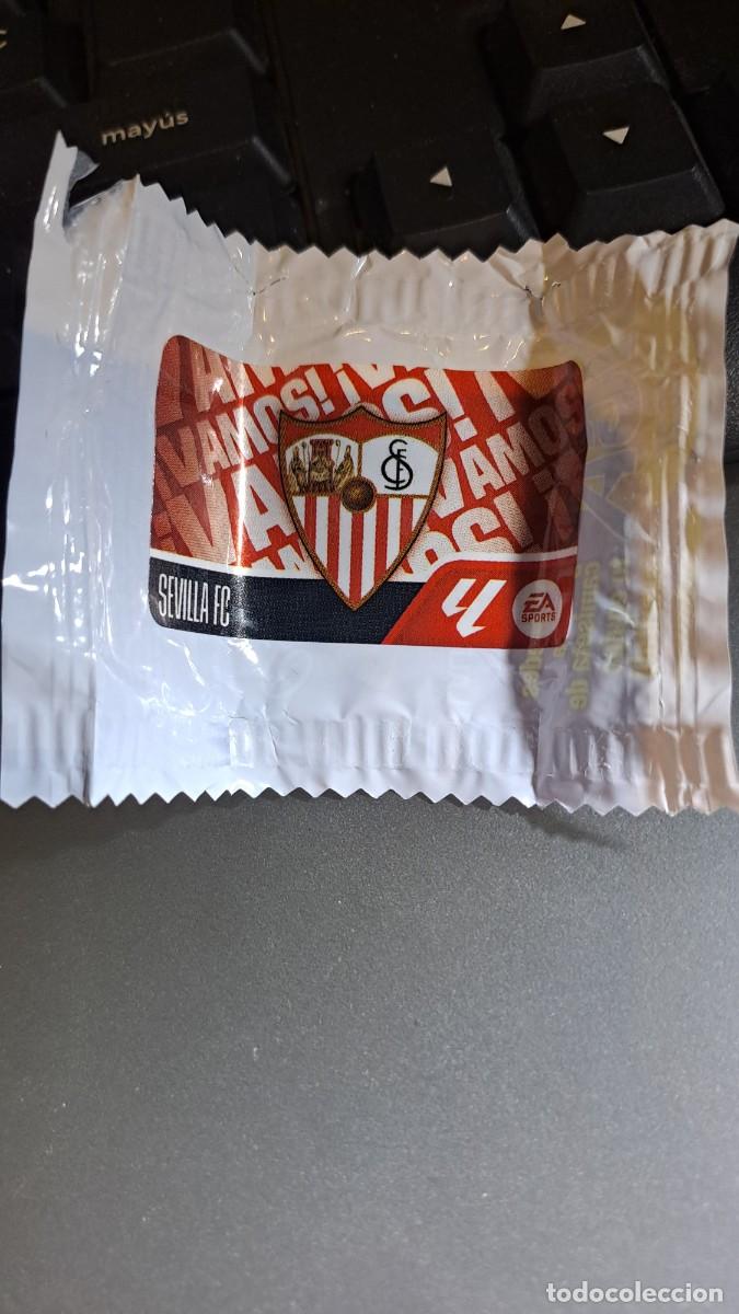 Coleccionismo cromos antiguos: CROMO ESCUDO SEVILLA CHICLE LIGA 2026 2027 26 27 ESTE PANINI NUNCA PEGADO