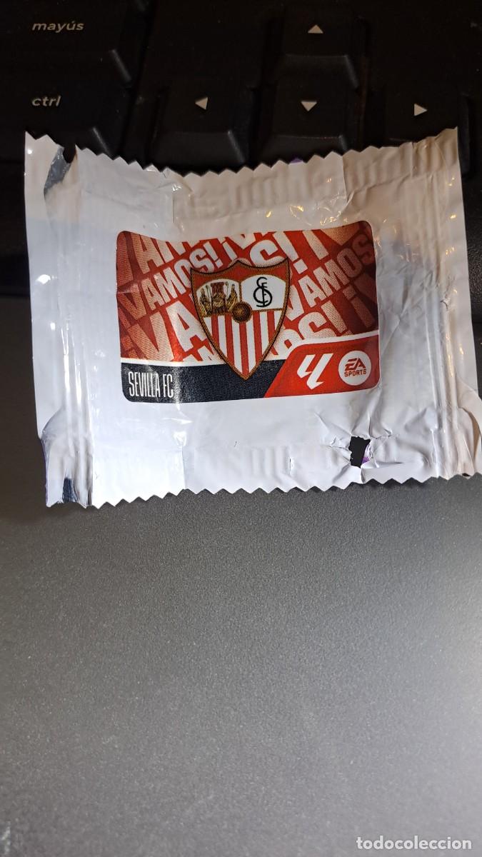 Coleccionismo cromos antiguos: CROMO ESCUDO SEVILLA CHICLE LIGA 2026 2027 26 27 ESTE PANINI NUNCA PEGADO