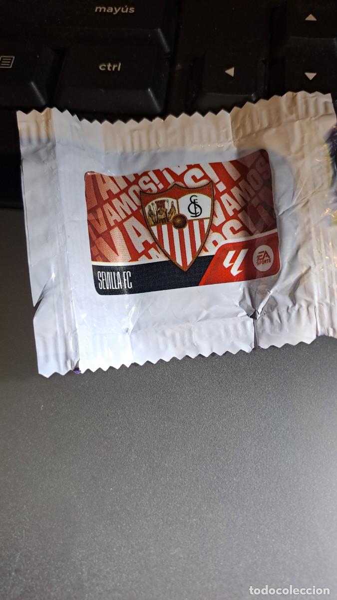 Coleccionismo cromos antiguos: CROMO ESCUDO SEVILLA CHICLE LIGA 2026 2027 26 27 ESTE PANINI NUNCA PEGADO