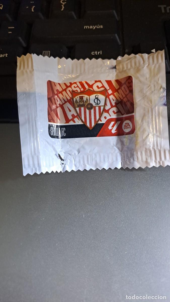 Coleccionismo cromos antiguos: CROMO ESCUDO SEVILLA CHICLE LIGA 2026 2027 26 27 ESTE PANINI NUNCA PEGADO