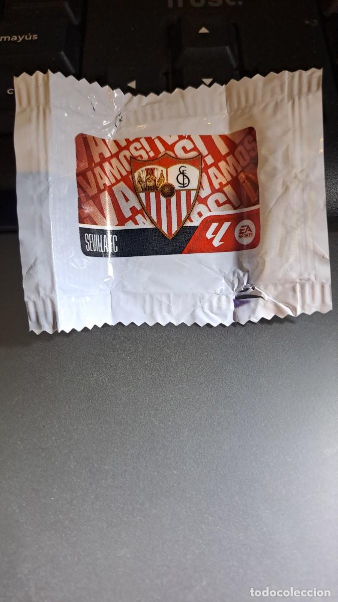 Coleccionismo cromos antiguos: CROMO ESCUDO SEVILLA CHICLE LIGA 2026 2027 26 27 ESTE PANINI NUNCA PEGADO