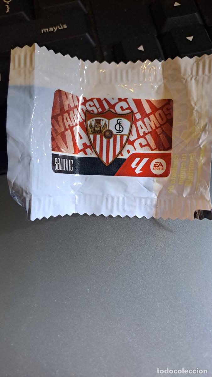 Coleccionismo cromos antiguos: CROMO ESCUDO SEVILLA CHICLE LIGA 2026 2027 26 27 ESTE PANINI NUNCA PEGADO