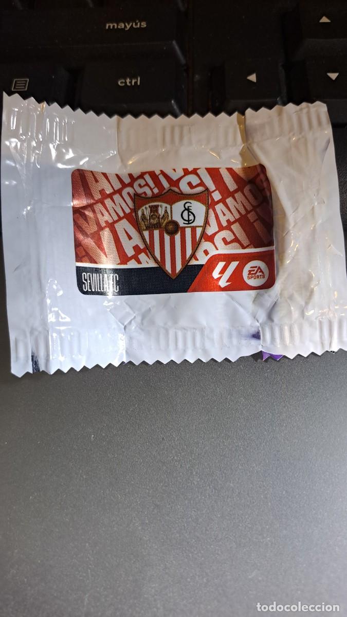 Coleccionismo cromos antiguos: CROMO ESCUDO SEVILLA CHICLE LIGA 2026 2027 26 27 ESTE PANINI NUNCA PEGADO